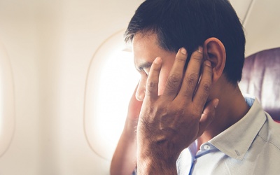 Ngăn ù tai trở nặng khi đi máy bay