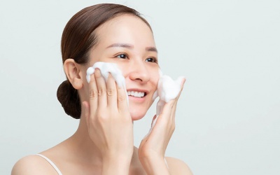 Infographic: Da dầu mụn nên chọn sữa rửa mặt nào?