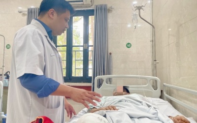 Bệnh nhân phải cắt cụt chân vì tự đắp lá chữa trật khớp gối