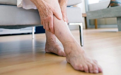 Bị vẹo cổ kèm run chân uống TPBVSK Vương Lão Kiện được không?