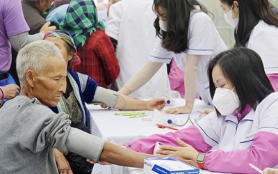 Đồng hành khám chữa bệnh cho người dân bản Ma Can, Lai Châu