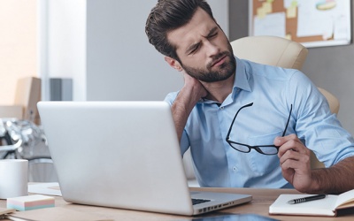 Tư thế ngồi làm việc giúp phòng ngừa thoát vị đĩa đệm cổ
