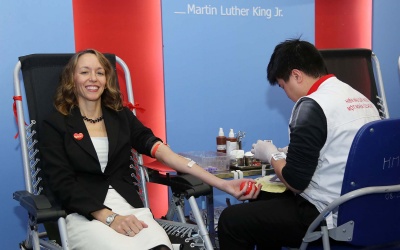 Phó Đại sứ Mỹ Courtney Beale lần đầu hiến máu tại Việt Nam