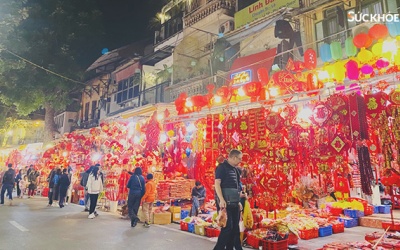 Phố Hàng Mã ngập tràn sắc đỏ dịp Tết 2025