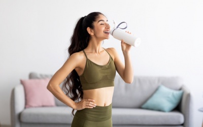 Uống nước bao nhiêu là đủ khi ăn chế độ giàu protein?