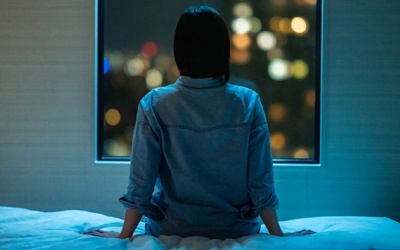 Tại sao chúng ta thường lo âu hơn vào buổi tối?