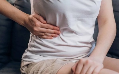 Sỏi mật 8mm nhưng đã gây đau quặn hạ sườn phải phải làm sao?