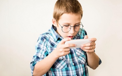 Sử dụng điện thoại 1 giờ mỗi ngày cũng có nguy cơ cận thị