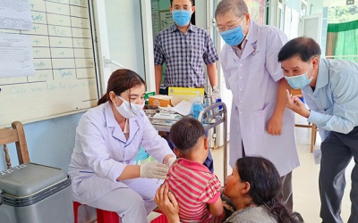 Dịch sởi gia tăng, Quảng Nam đẩy nhanh tiến độ “vá lỗ hổng vaccine”