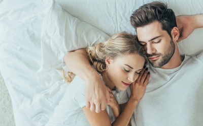 Ngủ ngon hơn khi nằm cạnh bạn đời 