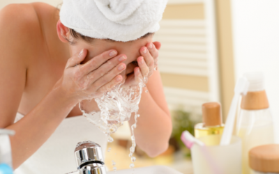 Nước nóng hay lạnh sẽ tốt hơn cho da mặt?