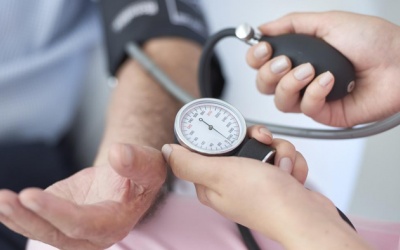 Huyết áp cao 150/100mmHg, uống thuốc vẫn nặng ngực phải làm sao?