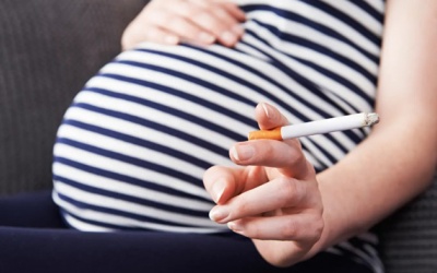 Mẹ hút thuốc lá, con dễ bị béo phì trong tương lai