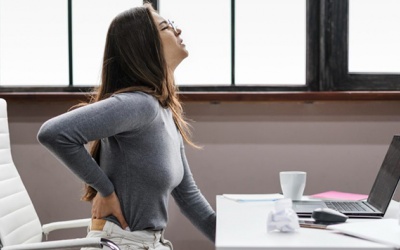 Ngồi làm việc quá lâu: Làm sao để bảo vệ cột sống?