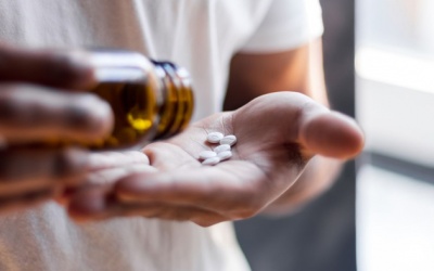 Run tay lâu năm và mất ngủ, uống thuốc an thần được không?