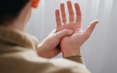 Run tay kèm đổ mồ hôi nhiều, dùng TPBVSK Vương Lão Kiện được không?