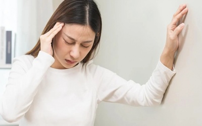 Đứng dậy bị đau đầu cảnh báo bệnh gì?