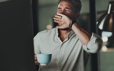 Vì sao bạn lại buồn ngủ sau khi uống cà phê?