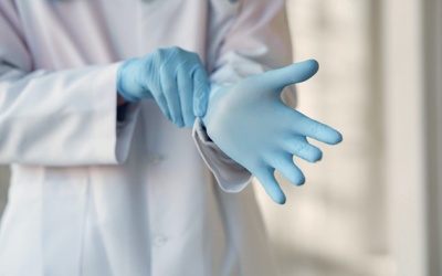 WHO: Găng tay không thể thay thế việc vệ sinh tay đúng cách