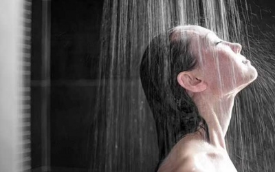 Giật mình vì những tác hại từ thói quen đi tiểu khi tắm