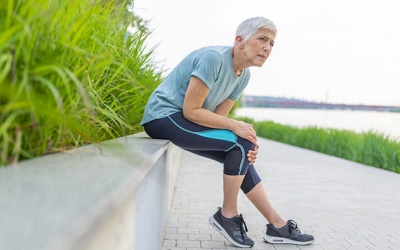 Tập luyện, sinh hoạt ra sao để giảm đau đầu gối khi đi bộ?