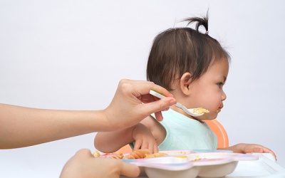 Bé mọc răng không chịu ăn phải làm sao?