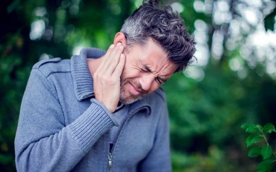 Ù một bên tai phải có vấn đề gì không?