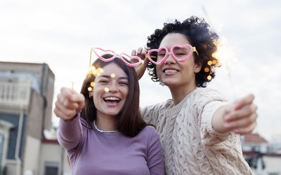 Tử vi thứ Năm (22/5/2025): Song Tử nên mở lòng hơn với những người bạn mới