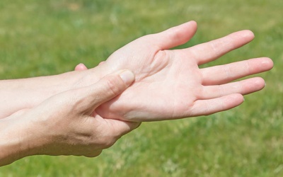 Tiếp xúc với thuốc trừ sâu có phải là nguyên nhân gây run tay chân?