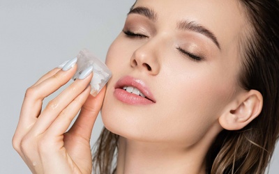 Có nên áp dụng mẹo chườm đá trong chu trình chăm sóc da?