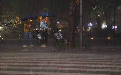 Bắc Bộ đón đợt mưa lớn, Nam Bộ vẫn nắng nóng