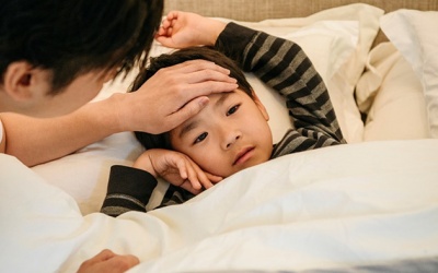Trẻ mất ngủ vì bệnh tay chân miệng: Phải làm sao?