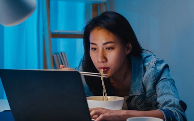 2 thói quen gây hại cho tim mạch nhiều người hay làm trước giờ ngủ