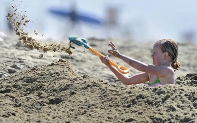 Cẩn trọng với hố cát khi cho trẻ vui chơi trên bãi biển