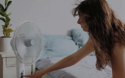 Cải thiện tình trạng bốc hỏa, đổ mồ hôi nhiều sau sinh