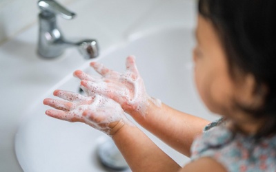 Tạo thói quen rửa tay trước khi ăn cho trẻ