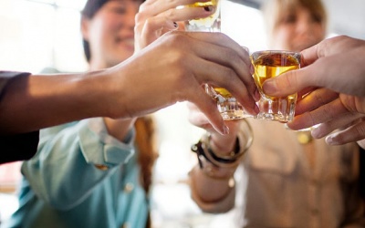Mùa Hè uống nhiều rượu tăng nguy cơ tử vong