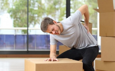 6 thói quen hàng ngày đang âm thầm hủy hoại cột sống