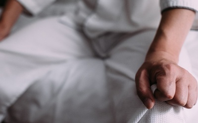 Tại sao người già hay bị run tay khi ngủ dậy?