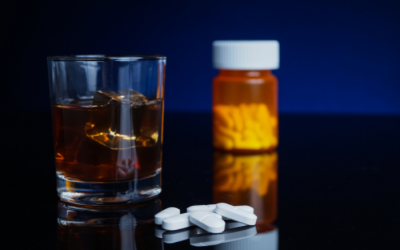 Tránh uống rượu nếu đang sử dụng 7 loại thuốc này