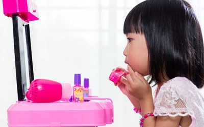 Hệ lụy khi cho trẻ tiếp xúc với mỹ phẩm sớm