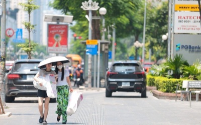 Bắc Bộ nắng nóng 'đổ lửa', Nam Bộ mưa rào