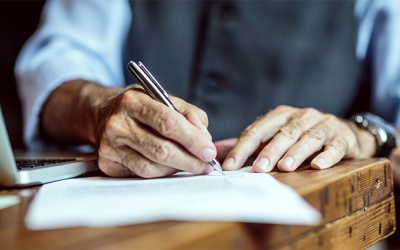 Run tay, co cứng cơ khi cầm bút viết phải làm sao?