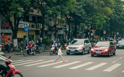Vì sao tài xế không nên ra tín hiệu để trẻ băng qua đường?