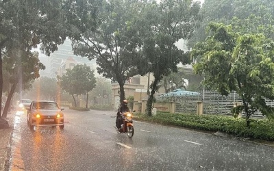 Đất liền nhiều nơi mưa dông, vịnh Bắc Bộ đón áp thấp nhiệt đới    