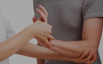 Người trẻ tuổi bị rung giật bắp tay và toàn thân có sao không?