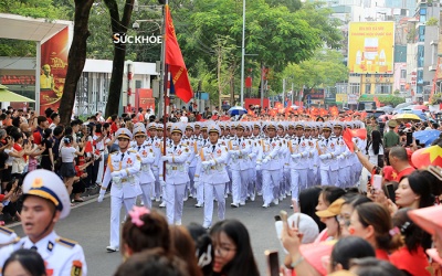 Quốc khánh 2/9: Ấn tượng hình ảnh đoàn quân 'đi giữa vòng tay nhân dân'