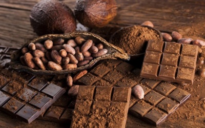 Ăn hạnh nhân và chocolate đen có giảm cholesterol?