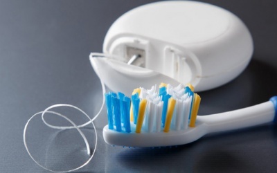 Nên dùng chỉ nha khoa hay đánh răng trước? 