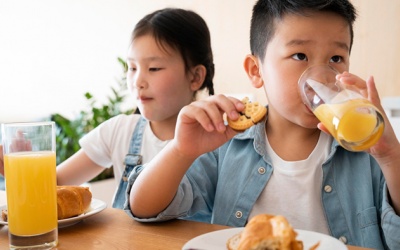 Bí quyết chọn đồ uống lành mạnh cho con